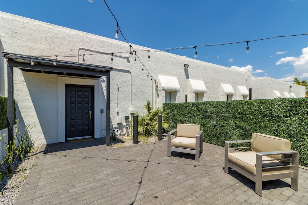 Luna & Stellar by Avantstay Modern Artist's Loft Buyout w 10 Brs Patio & Billiards - photo 21