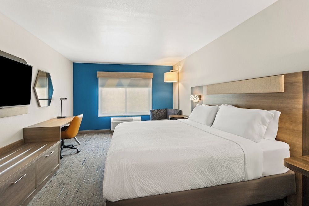 Holiday Inn Express and Suites Fairmont by IHG - photo 27