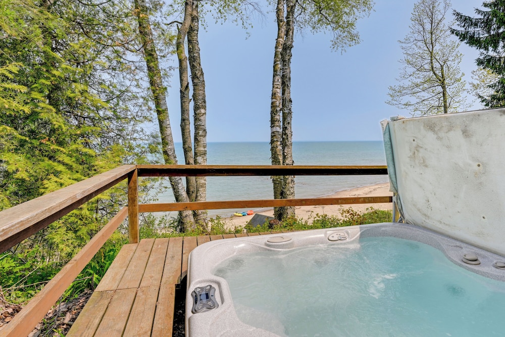 Beachy Palms Cottage on Lake Huron with Hot Tub — 4-Star Luxury Hotel in Garnet, United States