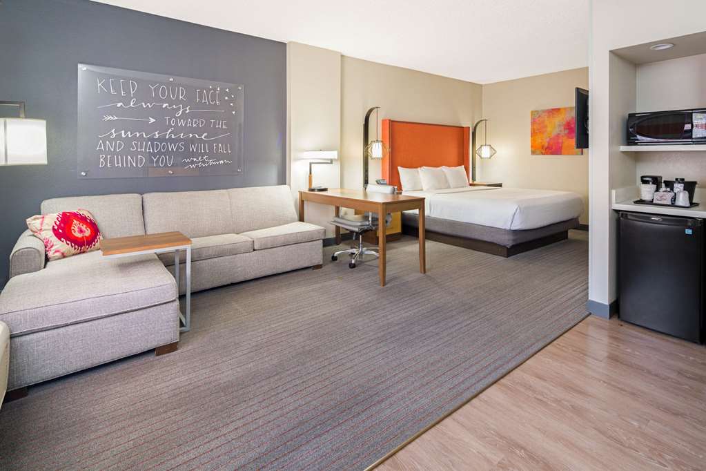 La Quinta Inn & Suites by Wyndham Orange County Airport - photo 25