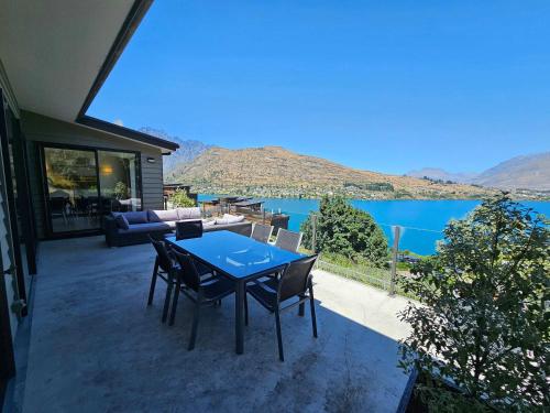 Queenstown Townhouse Fabulous Alpine Views — 4-Star Luxury Hotel in Queenstown, New Zealand