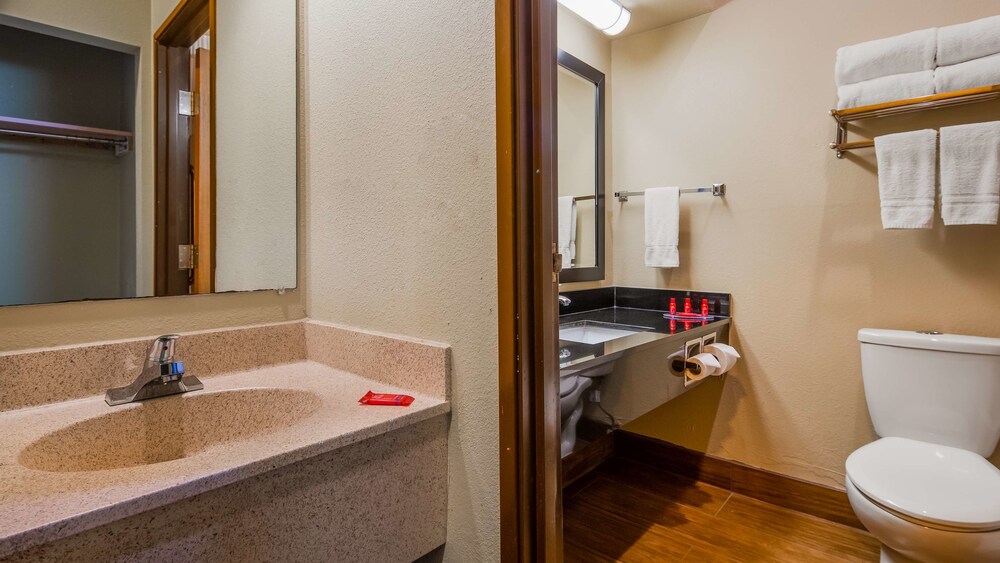 SureStay Plus Hotel by Best Western Blue Springs - photo 21
