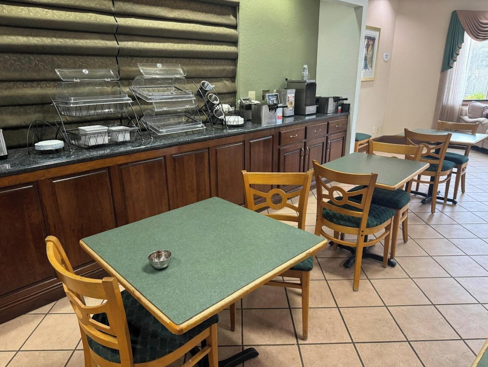 OYO Hotel Harriman near I 40 - photo 37