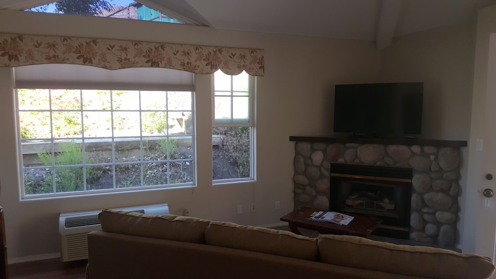 Malibu Country Inn - photo 9