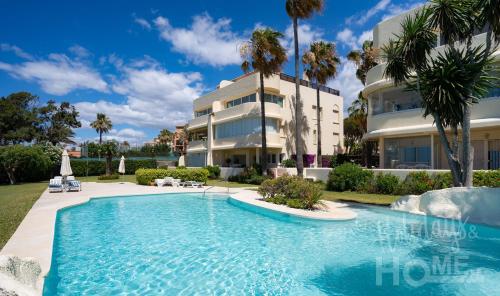 Beachfront Complex Neptuno Iii Sea Views Pool And Garden Elviria — Marbella