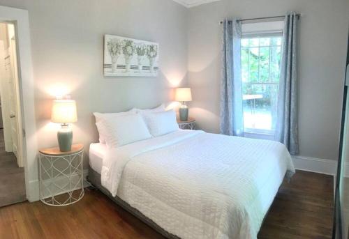 Downtown Gem Walking Distance to Newton Square in Newton, United States