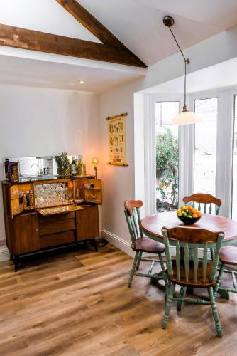 Spacious Victorian 4 Bed l Cocktail Bar Spa Bath Workspaces in Plymouth, United Kingdom