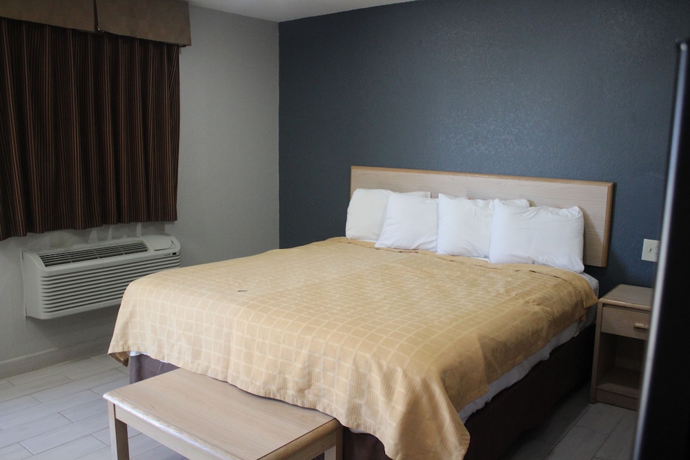 Village Inn Cotulla - photo 11