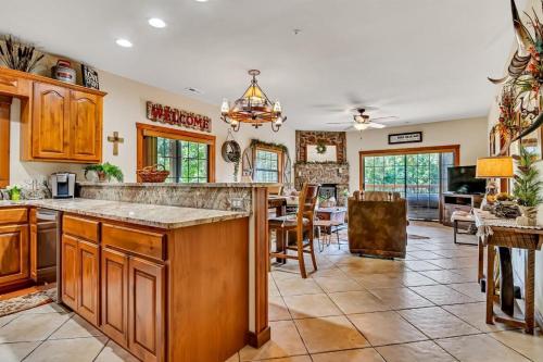 2BR Village At Indian Point 1801 near SDC Free Tickets Daily up to 500 in Branson, United States