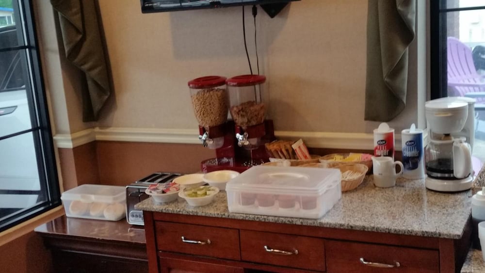 Colonie inn and Suites - photo 13