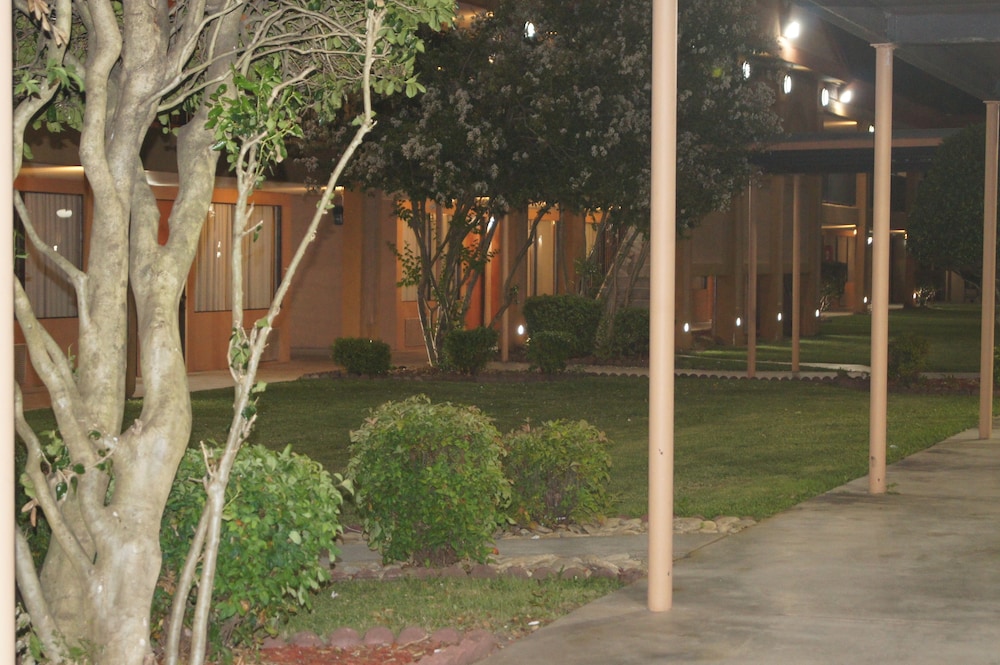 Days Inn by Wyndham Durham Near Duke University - photo 69