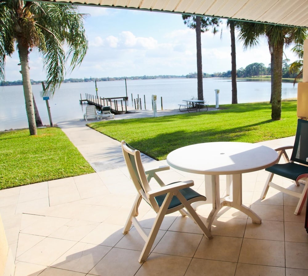 Lake Grassy Inn & Suites - photo 23