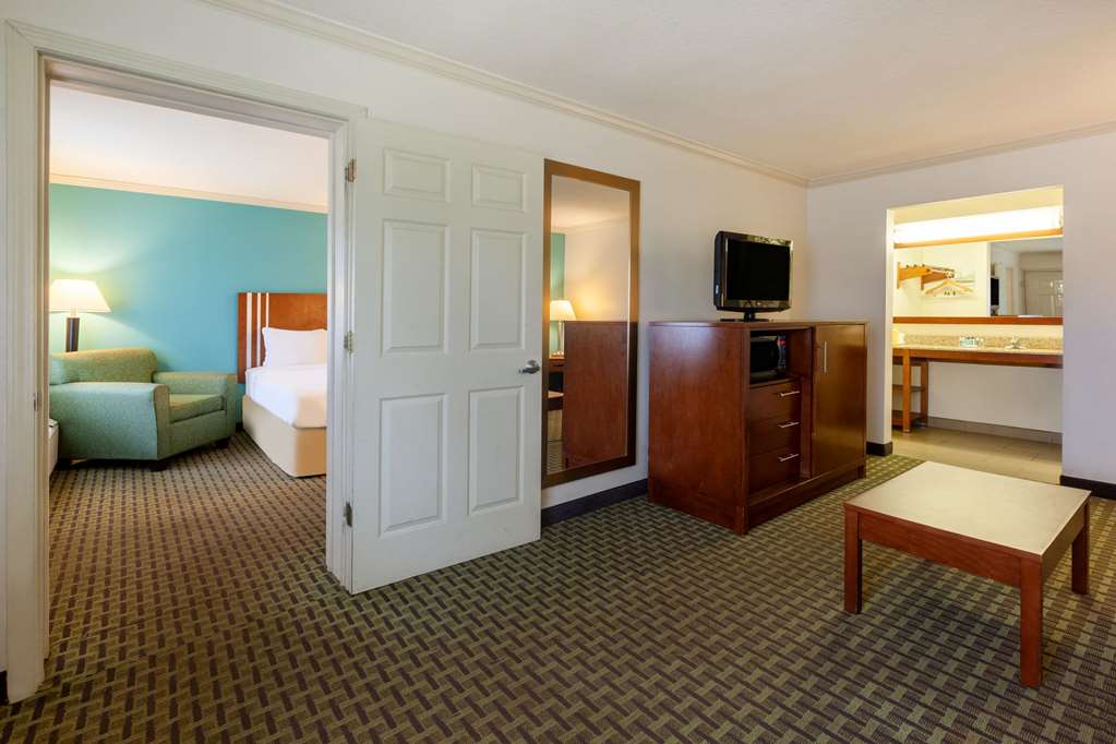 Days Inn by Wyndham Austintown - photo 27