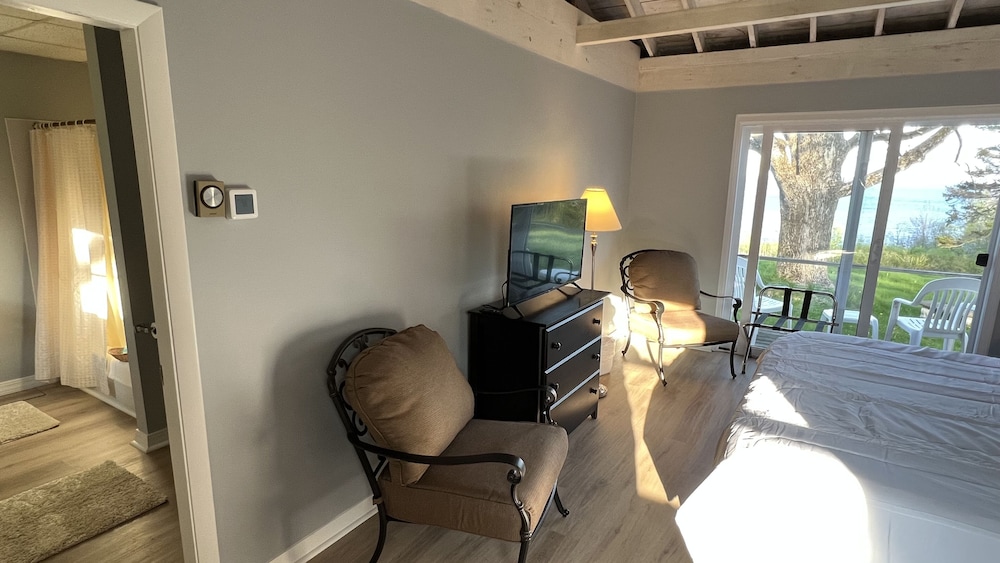 The High Tide Inn - photo 17