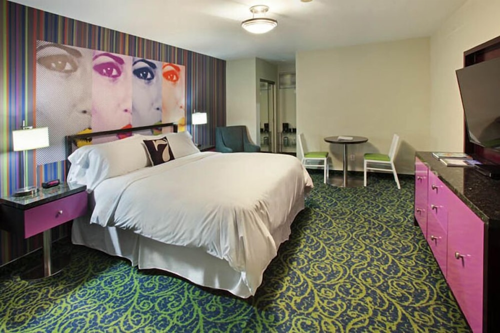 7 Springs Inn & Suites - photo 4