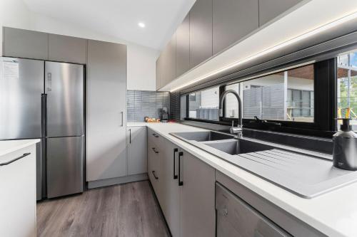 Black Diamond Retreat Luxury 3BR Home l Lake Views l Fire Pit l WiFi l Bath — 4-Star Luxury Hotel in Jindabyne, Australia