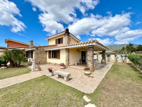 Eri & Ely's House By La Via Del Mare Viaggi e Vacanze — 4-Star Luxury Hotel in Villasimius, Italy