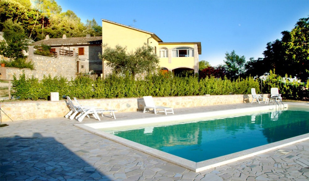 Agriturismo Belvedere Cramaccioli — 4-Star Luxury Hotel in Narni, Italy