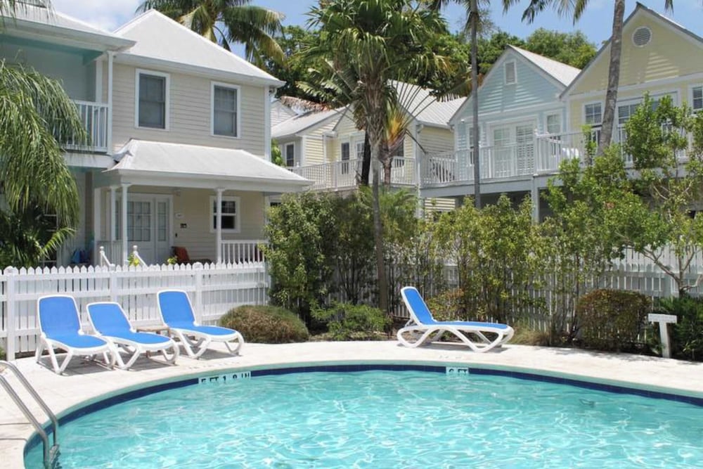 Bahamian Reed by Avantstay Walk to Everything w Community Pool Month Long Stays Only - photo 26
