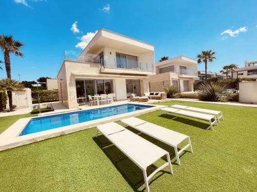3091 Villa Malibu — 4-Star Luxury Hotel in Orihuela, Spain
