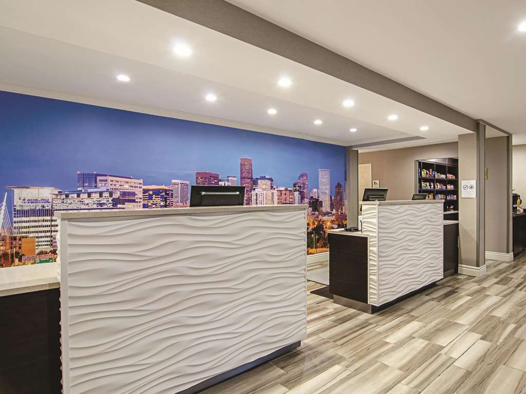 La Quinta Inn & Suites by Wyndham Denver Airport DIA - photo 9