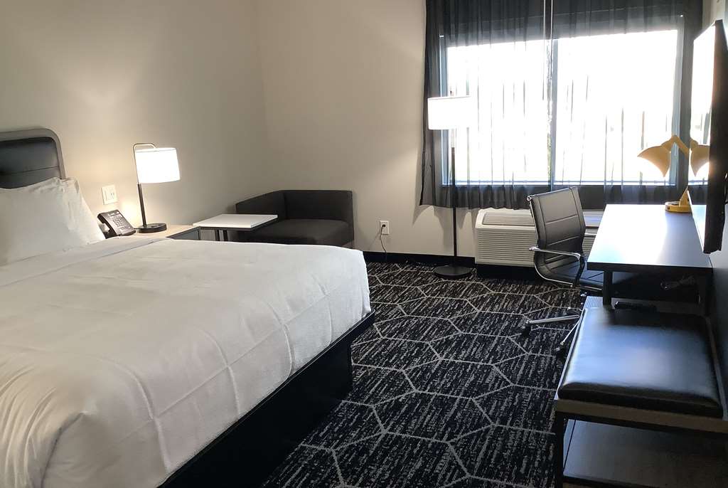 La Quinta Inn & Suites by Wyndham Corpus Christi Southeast - photo 9