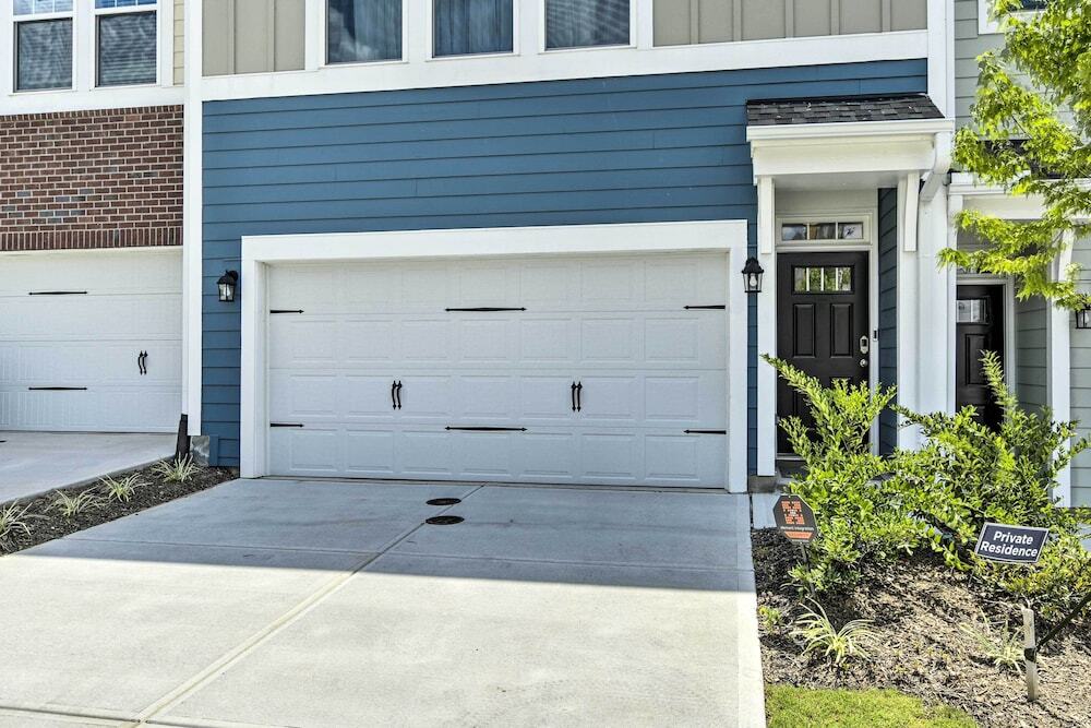 Sleek Durham Townhome Near Dtwn with Balcony — 4-Star Luxury Hotel in Durham, United States