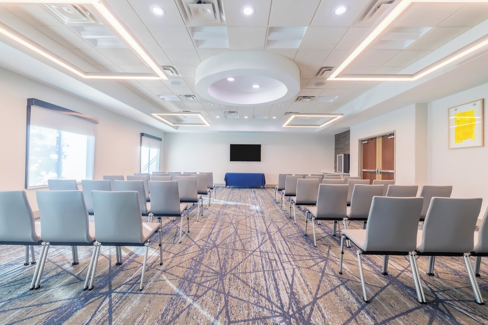 Holiday Inn Express and Suites Kansas City Airport by IHG - photo 50