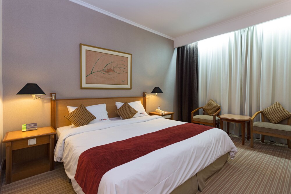 RedDoorz Plus @ S Parman - last minute hotel in Jakarta