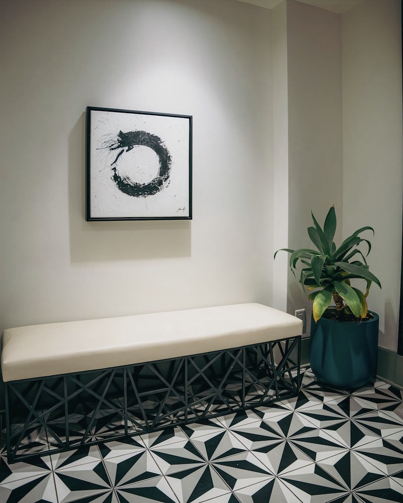 Montrose at Beverly Hills - photo 2