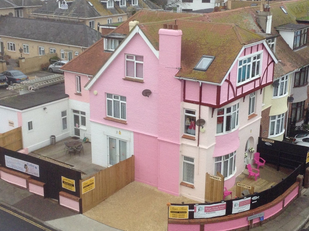 Barbie House Opposite The Beach & Paignton Pier 2 Bedroom Apartment With Private Car Space & Garden Free Access Next Door To The Stunning Ballet & Make Up School & A Beautiful Ladys Beauty Salon — 4-Star Luxury Hotel in Torquay, United Kingdom