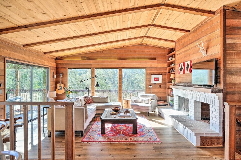 Groveland Cabin with Outdoor Perks and Game Room — 4-Star Luxury Hotel in Groveland, United States