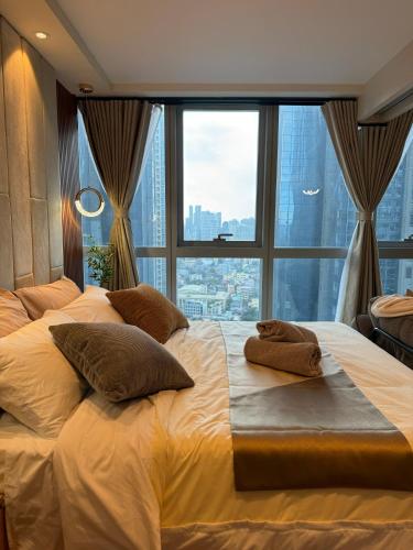 Staycations Up Above 14 @ BGC 1BR — 4-Star Luxury Hotel in Manila, Philippines