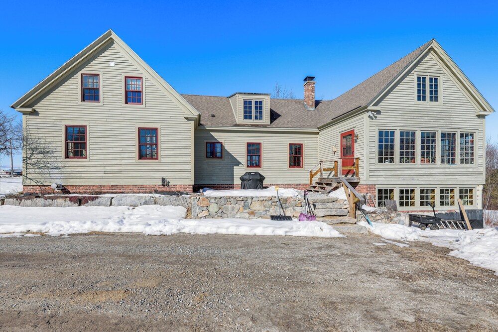 Charming Lovell Farmhouse 17 Acres with Mtn Views — 4-Star Luxury Hotel in Lovell, United States