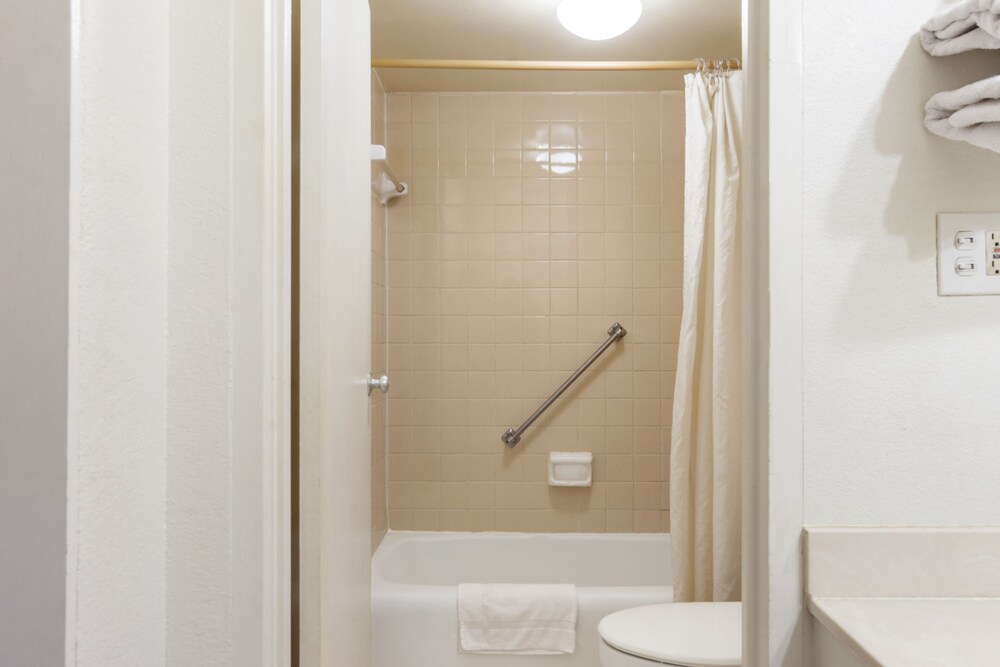 Travelers Place Inn & Suites - photo 32