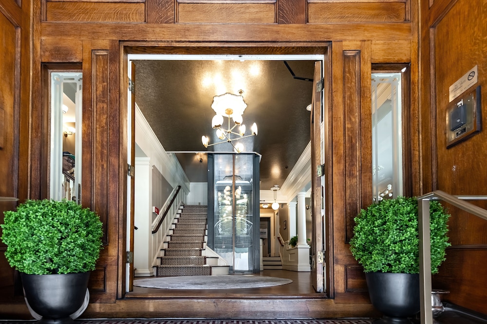 Nob Hill Inn - photo 2