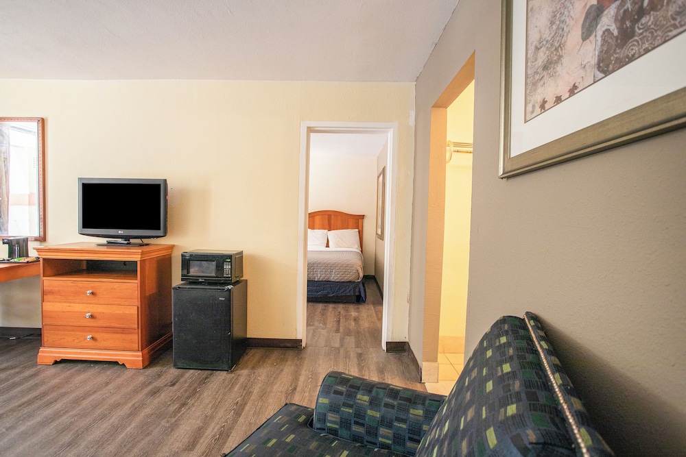 OYO Hotel Greensboro East I 40 - photo 15
