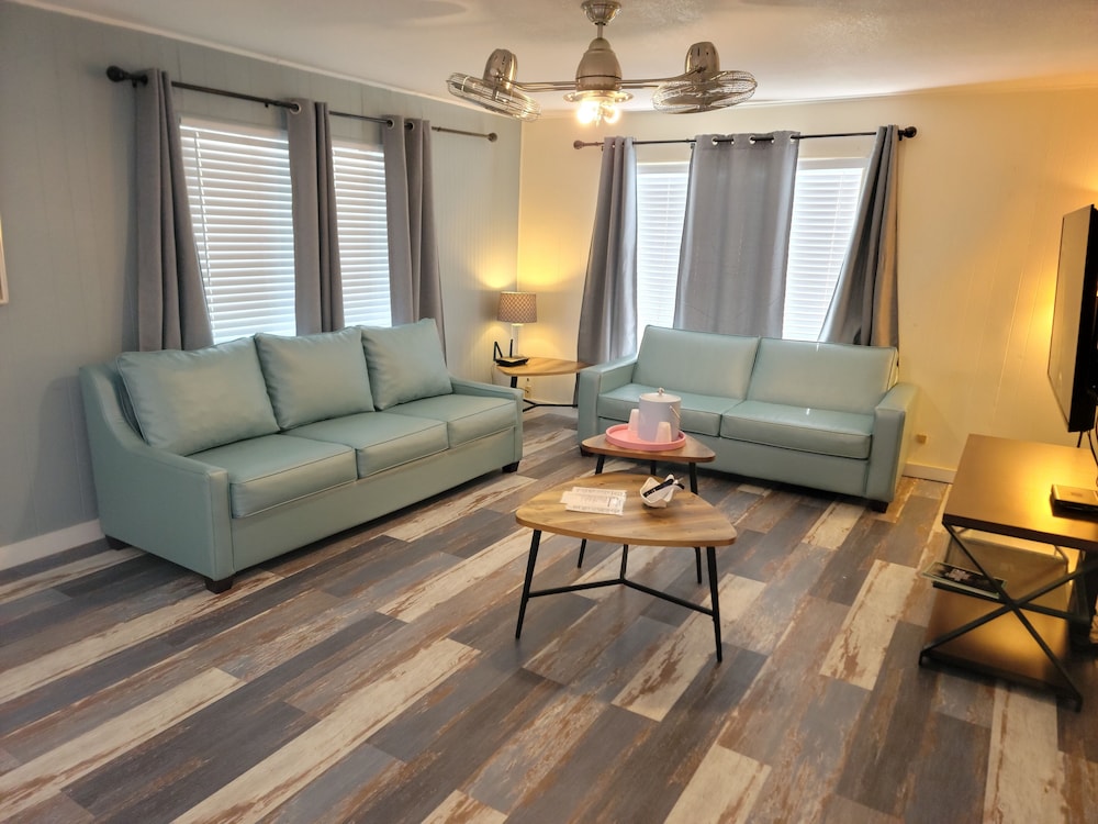 Upper Deck Hotel and Bar Adults Only - photo 15