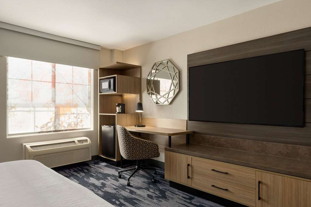 La Quinta Inn & Suites by Wyndham Austin Southwest - photo 31