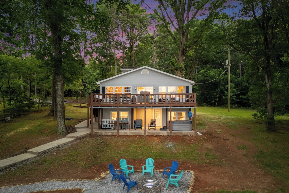 Lake Days by AvantStay Hot Tub Firepit Game Room Private Dock Access — hotel in Sherrills Ford