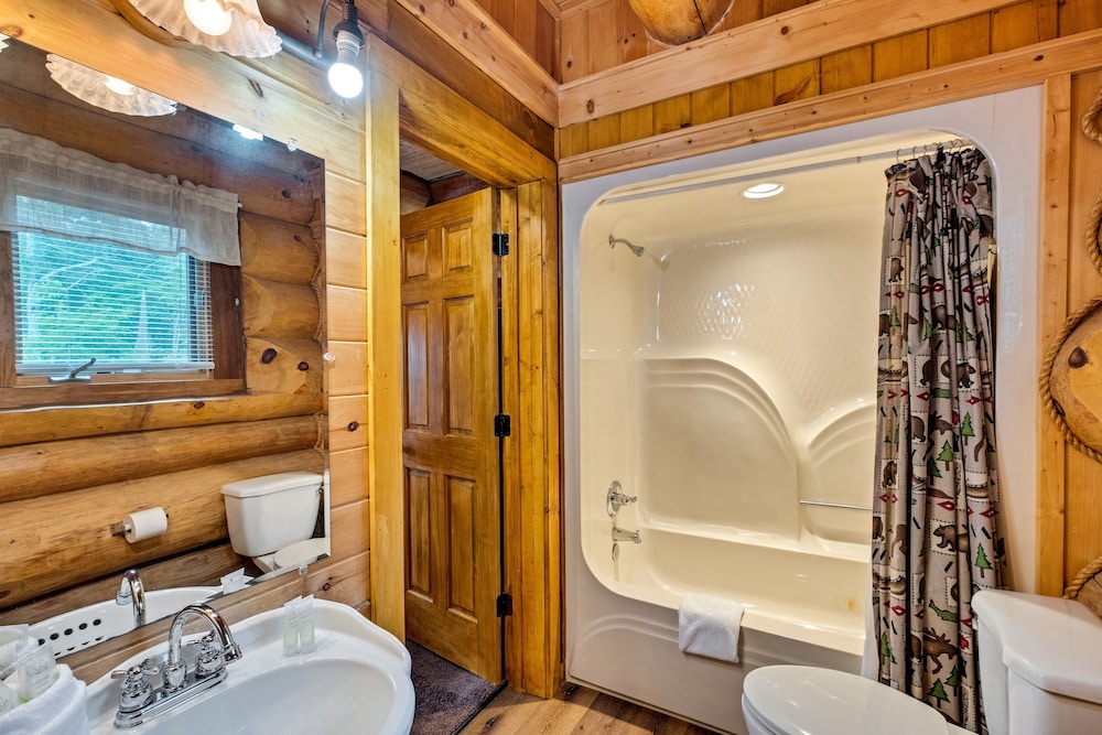 Star Views Secluded W mountain Views 2 Bedroom Cabin by Heavenly Views Resort - photo 18