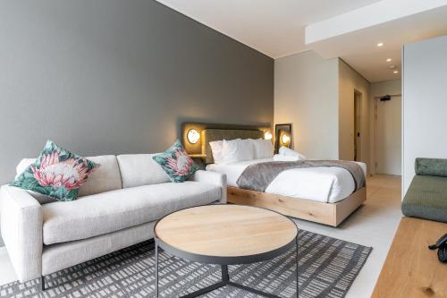 The Rose 204: Studio Apartment with Rooftop Pool