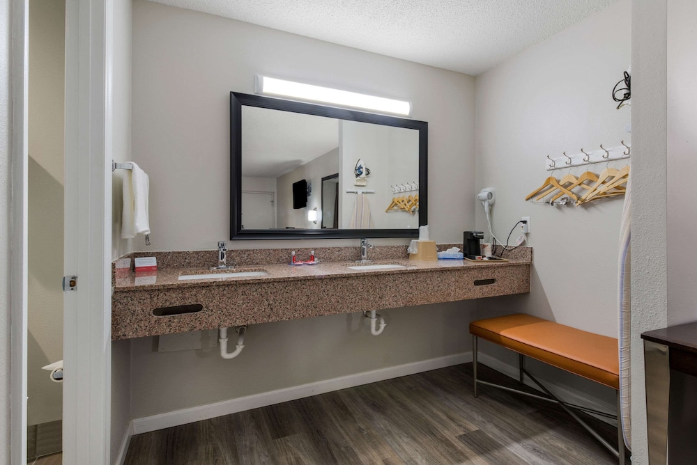 Econo Lodge Cheraw Market Street - photo 19