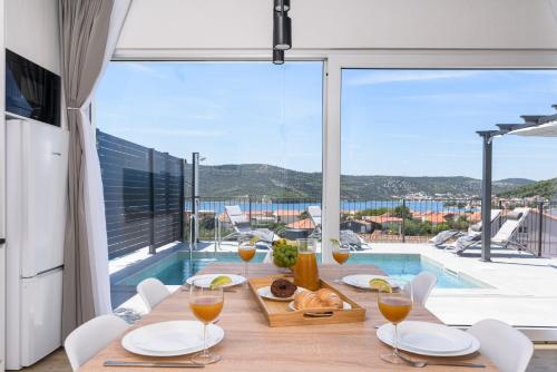 White Cascades 1 Private Pool Amazing View Luxury Full Privacy — 4-Star Luxury Hotel in Marina, Croatia