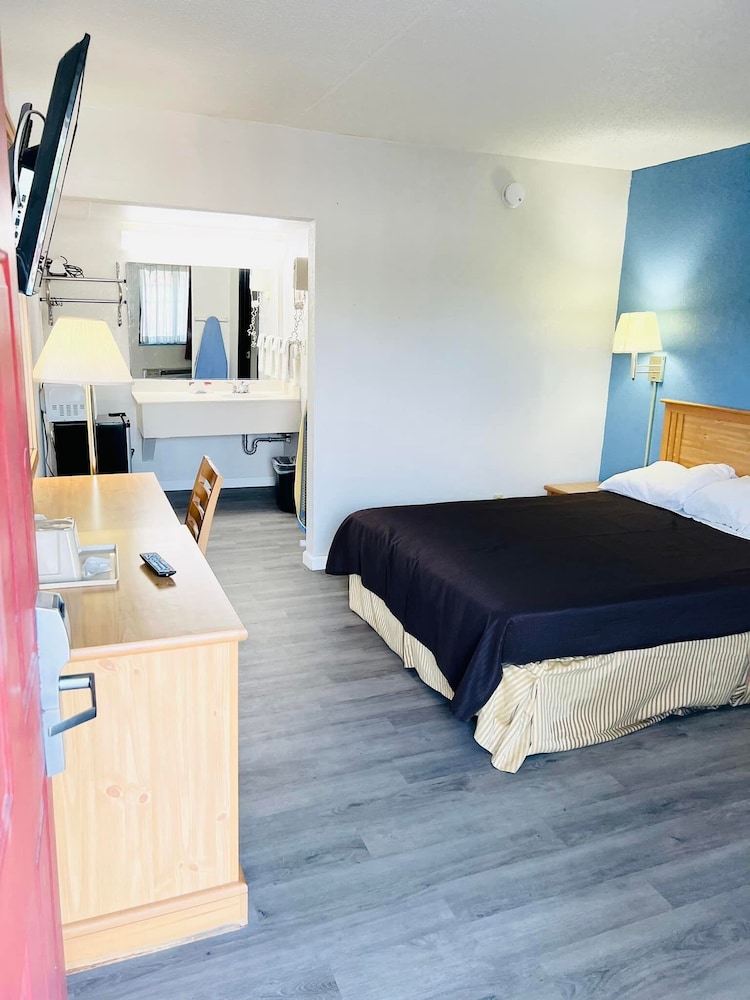 Super 8 by Wyndham Fort Scott - photo 2