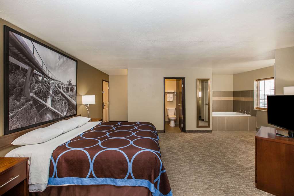 Super 8 by Wyndham Altoona - photo 14