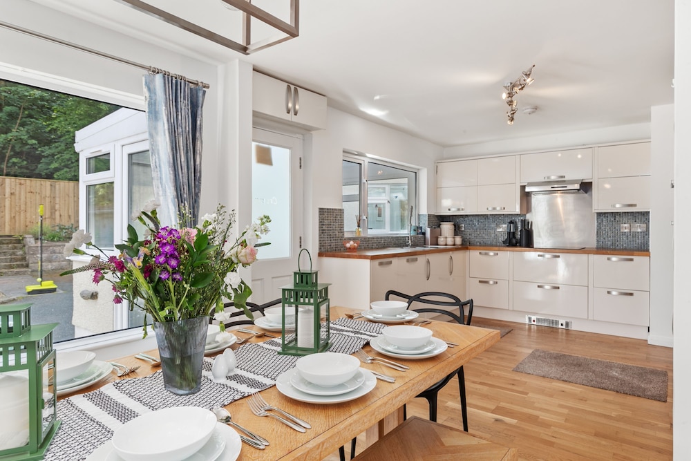 Glynmar Sea Glimpses Hot Tub Pool Table in Saundersfoot, United Kingdom