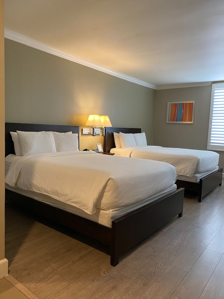 GreenTree Inn & Suites Alhambra - photo 23