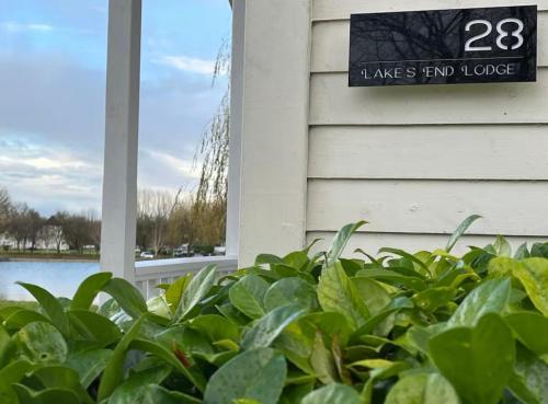 Lake's End Lodge — 4-Star Luxury Hotel in South Cerney, United Kingdom