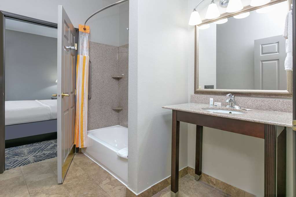 La Quinta Inn & Suites by Wyndham Tulsa Airpt Expo Square - photo 43